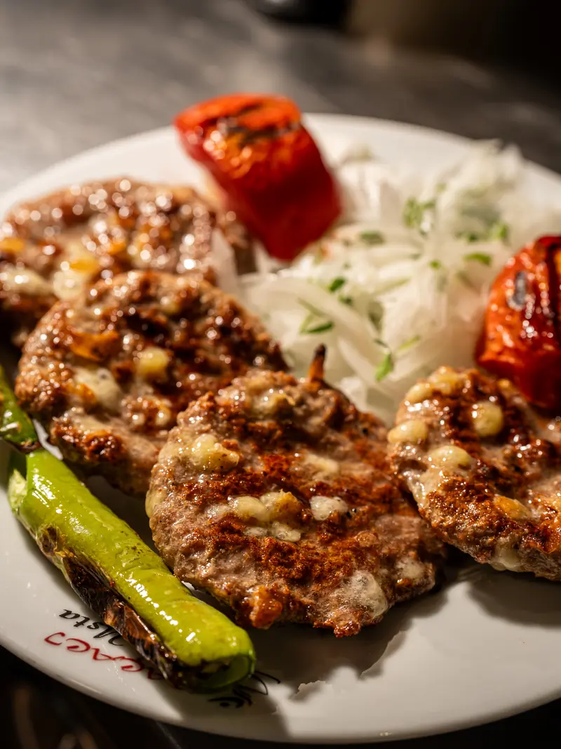 Paçacı Selim Usta'da ızgara köfte ve közlenmiş sebze tabağı